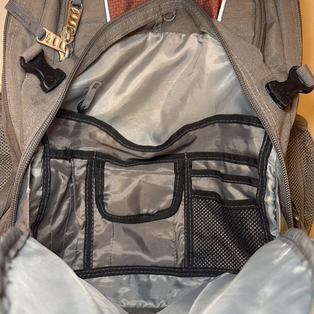 High Sierra Unisex Swerve Charcoal Grey and Hyperdots Laptop Backpack EUC - Picture 3 of 12